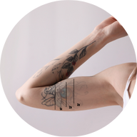 se muestra la eliminación láser del tatuaje en cuatro niveles distintos de progresión